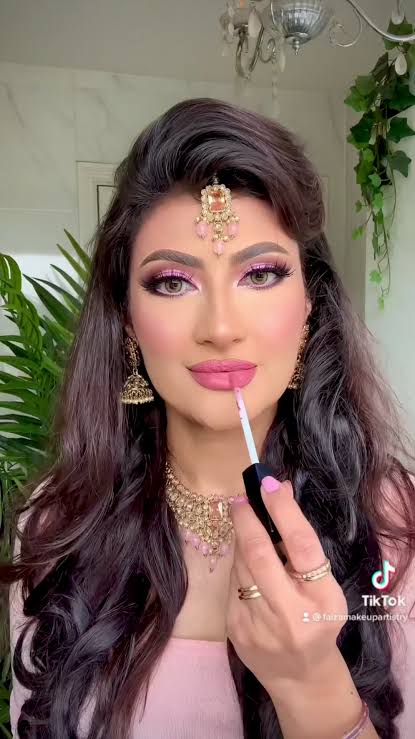 Huda Beauty Liquid Matte Ultra-Comfort Transfer-proof Lipstick - baby doll